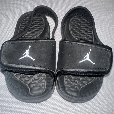 Sandalias Nike negras para niños pequeños con correa talla 7c excelente estado Foto 1 de 4