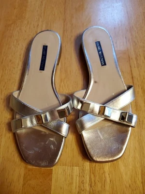 SANDALIA STUART WEITZMAN CRUZ CUERO TACHONADO TALLA 8 EN PLATA METALIZADA Foto 1 de 4
