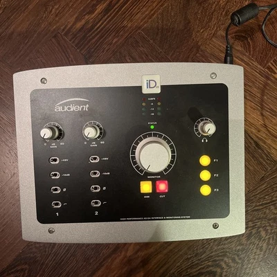 Audient ID22 USB Audio Interface Monitor Controller 2-In/6Out - Image 1 of 4