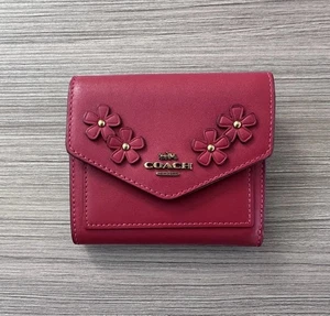 Pre-owned Coach Glovetanned Leather Wyn Wallet With Floral Applique Red Apple - Picture 1 of 14