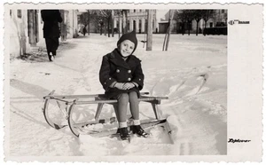 SLETTINO NELLA NEVE: foto antica ragazza Balcani trovata istantanea giochi invernali +7552E - Foto 1 di 1