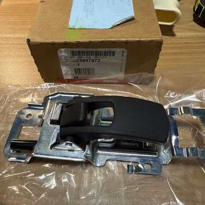 Maçaneta interna lateral direita fabricante de equipamento original GM 25897972 para Chevy Equinox Pontiac 06-09 - Imagem 1 de 4