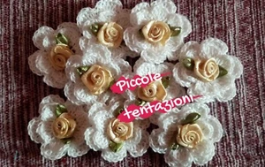 LOTTO 20 FIORI UNCINETTO BIANCO E ROSELLINA 4 CM BOMBONIERE CROCHET APPLICAZIONI - Foto 1 di 3