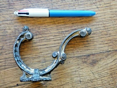 Ancienne patère en fonte porte manteau 1900 trace de peinture creme belle patine - Photo 1/4