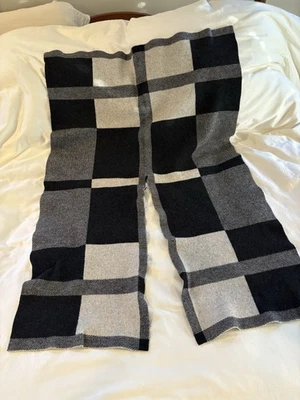Mantón de lana a cuadros en bloque negro y gris Foto 1 de 4