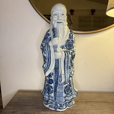 Antiga estátua chinesa imortal de porcelana azul e branca com marcas de selo - Imagem 1 de 4