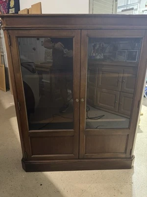 Estuche para libros de caoba con puertas de cristal Foto 1 de 3