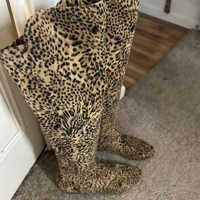 Botas altas Stuart Weitzman negras y marrones con estampado animal talla 7 Foto 1 de 4