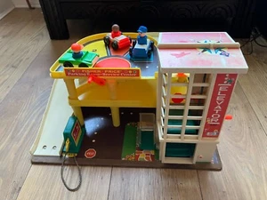 Vintage Fisher Price Garage - Cars, People and Inspection Ramp. - Working Lift - Picture 1 of 15