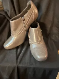 Grey Clarks Shooties 11W 11 Wide Bootie Boot Ruby Edge Button Detail Side Zio - Picture 1 of 7