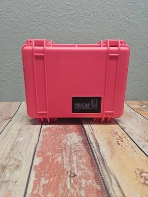 Estuche hermético rosa Pelican 1150 con algo de espuma Foto 1 de 4
