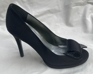 Stuart Weitzman NEU AUTHENTISCH $ 399 Damen-Pumps schwarz Satin offene Zehenpartie Größe 9W - Bild 1 von 10