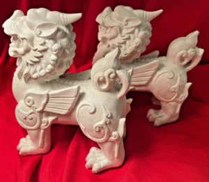 2 weiße asiatische FOO HUNDE aus Keramik handbemalt VERKAUFT - Bild 1 von 5