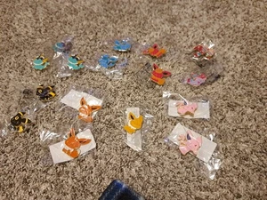 Verschiedene Pokemon Eevee Evolutions Eeveelutions Broschen Hut/Anstecknadeln 16 Stück - Bild 1 von 3