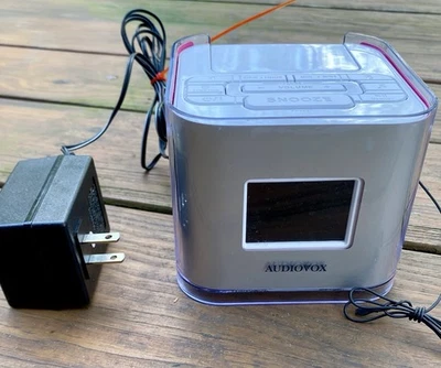 Audiovox Venturer Dual Alarm Clock, AM/FM Radio & Dock for iPod/iPhone WORKS - Image 1 of 4