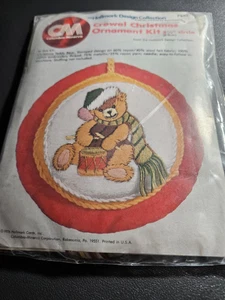 Vintage 1976 Hallmark Teddybär Weihnachtsschmuck Crewel Stickpackung Neu in Verpackung - Bild 1 von 3