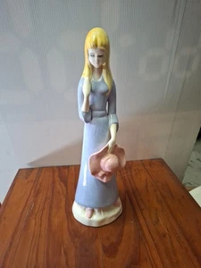 Vintage 80's Ceramic Mold Figurine Girl Holding Hat 12" White / Light Blue  - Foto 1 di 10