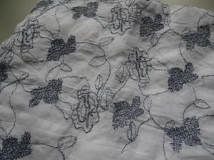 Stoff weiß mit blau bestickt, 145x85 cm, davon bestickt ca. 103x42 cm - Bild 1 von 5