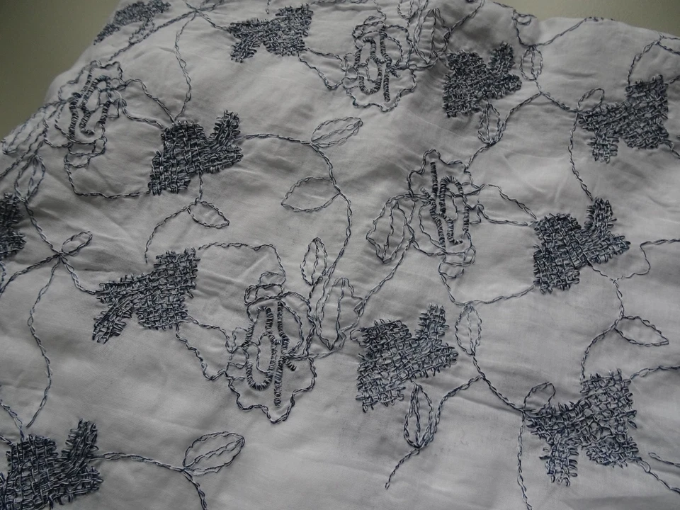 Stoff weiß mit blau bestickt, 145x85 cm, davon bestickt ca. 103x42 cm - Bild 1 von 4