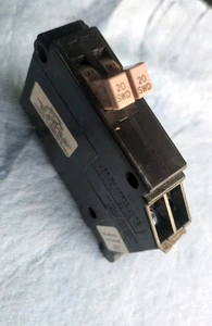 Circuit Breaker Eaton Cutler Hammer CHT2020 20/20 Amp Two 1 Pole Tandem Twin - Picture 1 of 7