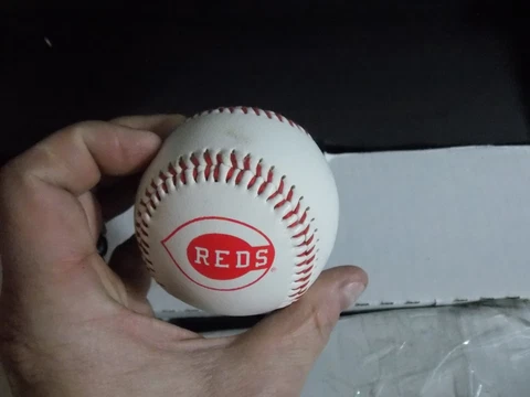 Cincinnati Reds Vtg Baseball  N.L. Souvenir Logo Ball Vinyl Cover Cover