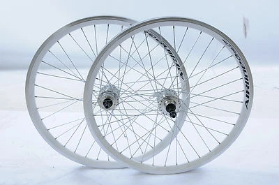 PAIR WHEELS 24" MTB DISC BRAKE HUB Q/R WHITE DOUBLE WALL 507 X 21 RIM MULTISPEED - Image 1 of 2