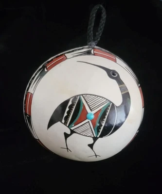 Ornamento de sonajero de calabaza de pájaro pintado a mano FIRMADO por Robert Rivera--inserto turquesa Foto 1 de 4