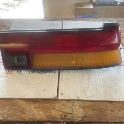 LUZ TRASERA SEDÁN DERECHA 87-90 TOYOTA TERCEL 2 puertas usada OEM Foto 1 de 4