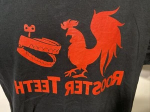 Camiseta Rooster Teeth - Hombre MEDIANA - Camisa Negra Logo Rojo - Invertida - Imagen 1 de 15