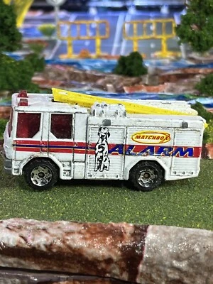 Matchbox 1998 Dennis Sabre 5 Сигнализация Пожарная Машина Белый Литой Грузовик Б/У Очень хорошее Состояние товара - Изображение 1 из 4