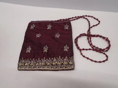 Маленькая сумка через плечо MOYNA из бисера в красной шелковой тафте и с серебряными, золотыми акцентами - Изображение 1 из 4