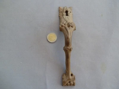 Art populaire, ancienne poignée avec cache serrure en bois sculpté - Photo 1/3
