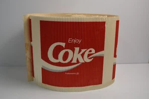 Vintage Coca Cola Enjoy Coca Cola Core Buff Wrap Display Pubblicità Merchandising - Foto 1 di 18