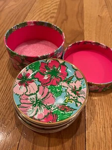 Lilly Pulitzer vier rosa Blumenmuster Keramik Untersetzer - Neu im Karton - Bild 1 von 2