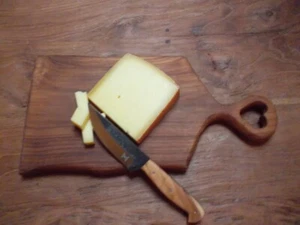 Tabla de cortar o servir Gamsjaga tiempo de pan con mango de corazón - Imagen 1 de 2