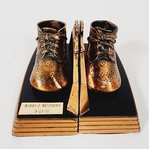 Sujetalibros vintage 1950 bronce para zapatos de bebé Harry Henthorn 29/09/50 - Imagen 1 de 10