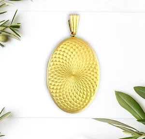 9ct Gold Open Locket 6.9grams Diamond Cut Oval Shape - 4.1 x 2.3cm x 3mm deep - Picture 1 of 3
