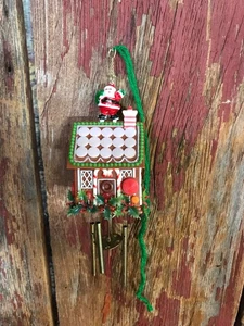 Vintage Weihnachten Kunststoff Windspiel Weihnachtsmann Lebkuchenhaus ........z5 - Bild 1 von 11