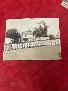 VINTAGE BLACK/WHITE PHOTO: RURAL AMERICAN LARGE CHURCH CONGREGATION (w11) - Picture 1 of 10