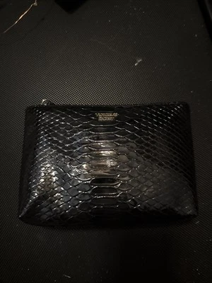 Bolso pequeño de maquillaje de piel de cocodrilo Victorias Secret Foto 1 de 2