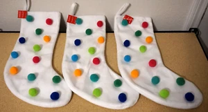(3 Set) Medias blancas de vellón de 20" coloridas ventanilla pompones Navidad Wondershop - Imagen 1 de 3