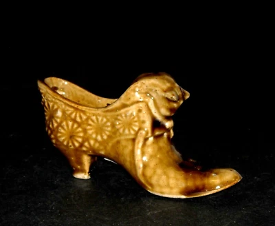 Pequeño Zapato Rockingham Esmaltado Amarillo Ware Figura Gres Margarita y Botón Foto 1 de 2