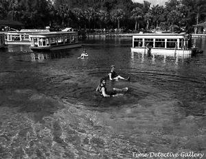 Schauspieler auf Schläuchen am Filmset "Jupiter's Darling" Silver Springs, FL -1954 - Bild 1 von 1