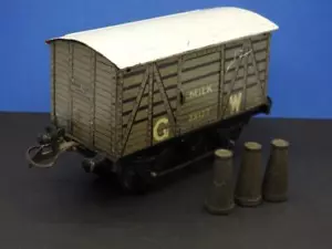 HORNBY SERIES 1931 O GAUGE TINPLATE No.0 GW MILK TRAFFIC VAN + 3 TIN MILK CHURNS - Foto 1 di 7
