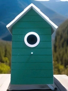 wooden bird house In Racing green. Perfect To brighten any garden, Patio, Balcon - Picture 1 of 9
