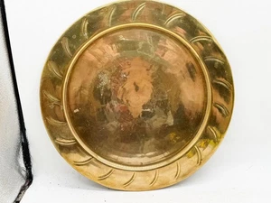 VINTAGE LARGE BRASS CHARGER PLATE EMBOSSED RIM 30CM DECORATIVE DISPLAY - Bild 1 von 8