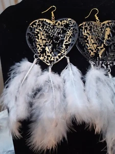 Par de pendientes de pluma de corazón Guinness negro y dorado 14 cm - Imagen 1 de 2