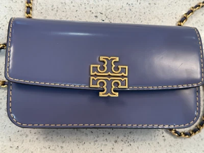 Cartera de cadena de charol Tory Burch Britten con pulsera en lavanda, detalles dorados Foto 1 de 4