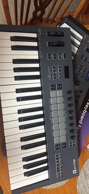 Controlador de teclado MIDI Novation FLkey 37 Foto 1 de 3