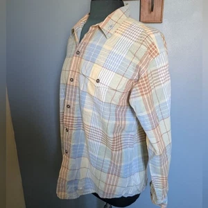 Camisa abotonada a cuadros pálidos de Liz Claiborne - Imagen 1 de 11